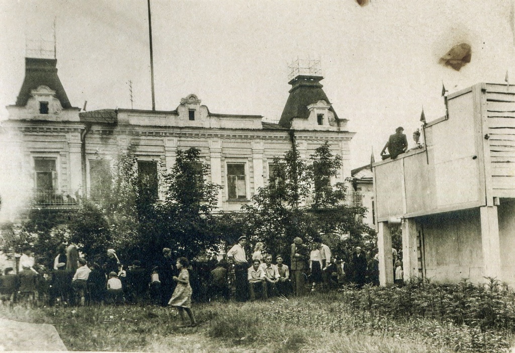 7 ТМ-25723-6. Рис.9. Улица Карла Маркса 39. Собрание людей. 16.07.1950 г. Н. Тагил. Фото Ноздрина Н.П._1.jpg