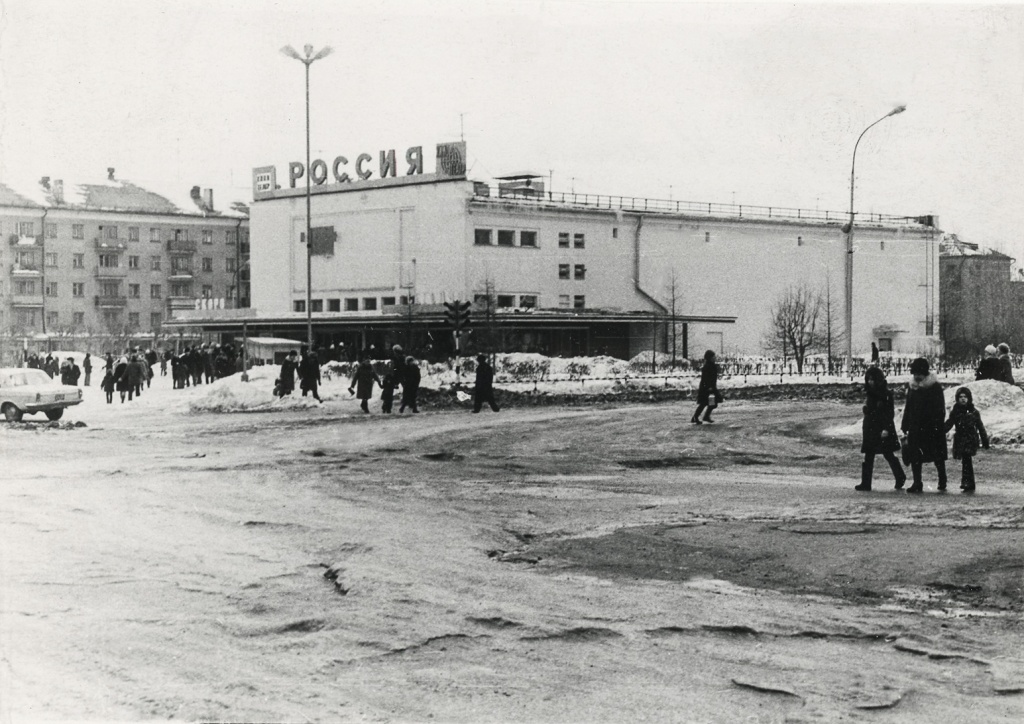 7. Перекресток ул. Вагоностроителей и Дзержинского (Б.Хмельницкого). Кинотеатр Россия. 1960-70-е гг. Фото Шилова Б.Н..jpg