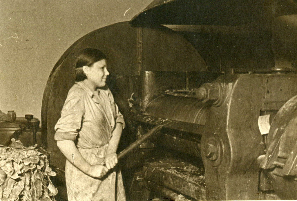 Н. М. Матвеева, прессовщик Нижнетагильского завода пластмасс № 767. Фото 1943 г.