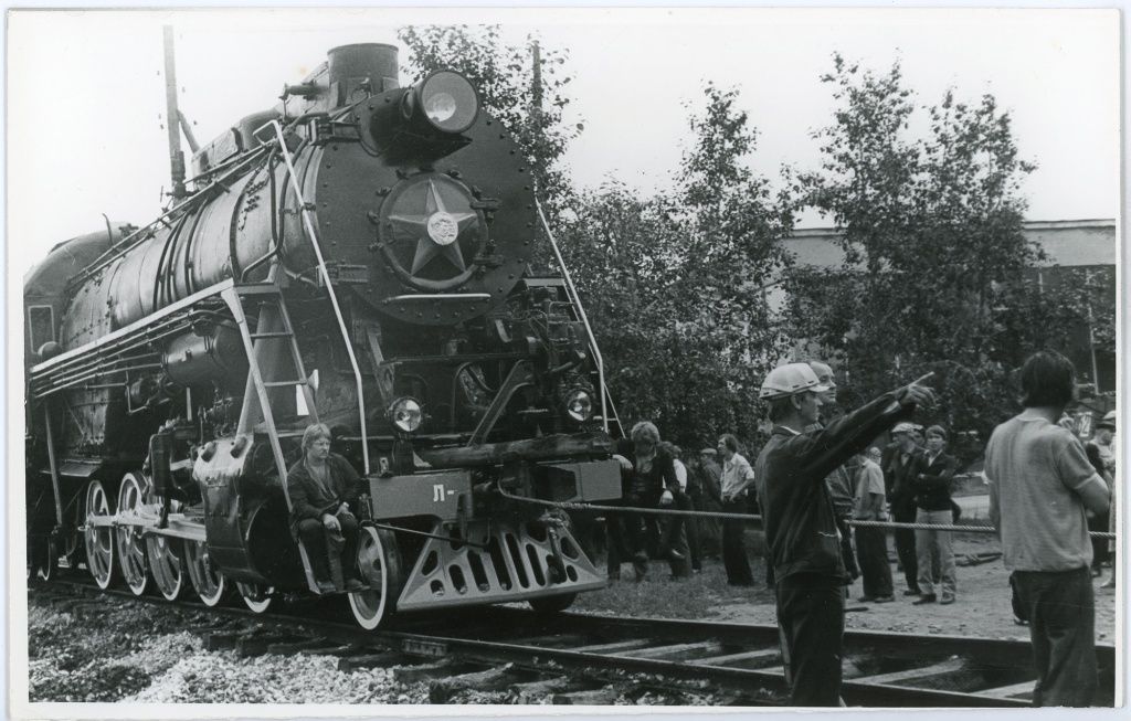 ТМ-16843 ФТМ-10280. Движение паровоза к месту пьедестала. 1983 г._1.jpg