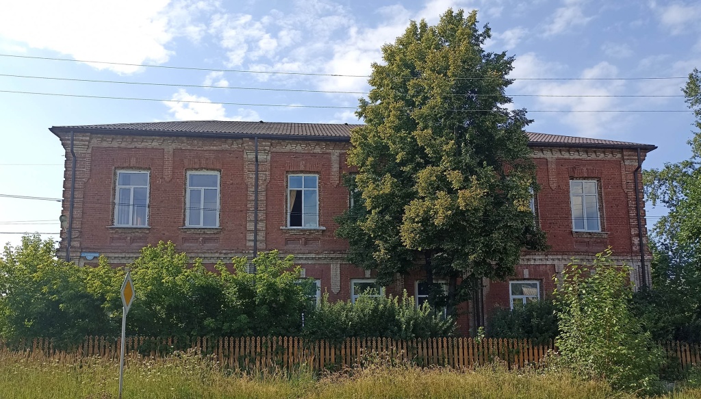 Старинное здание. Челюскинцев 94..jpg
