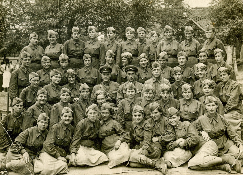 7 Курсанты военного училища связи.г. Орджоникидзе ( г. Владикавказ). 2 ряд 1 справа Т.П. Зубрицкая. 5 июля 1942 г._1.jpg 7 Курсанты военного училища связи.г. Орджоникидзе ( г. Владикавказ). 2 ряд 1 справа Т.П. Зубрицкая. 5 июля 1942 г._1.jpg