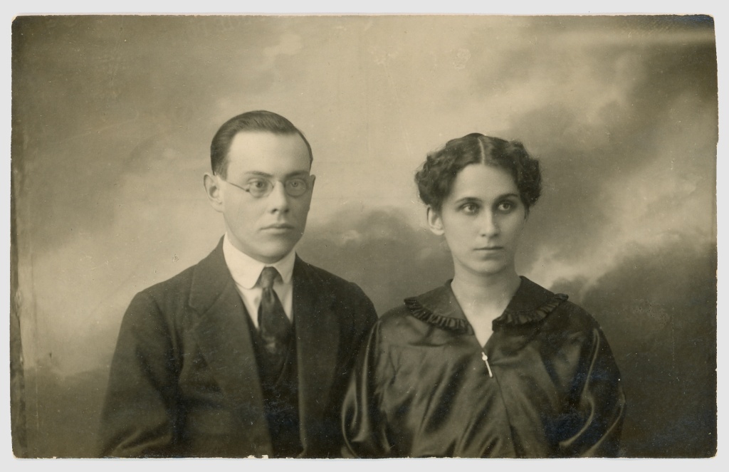 02 ФНВ-2626. Боташев Сергей Александрович (слева) 1920-е гг. Почтовая карточка..jpg