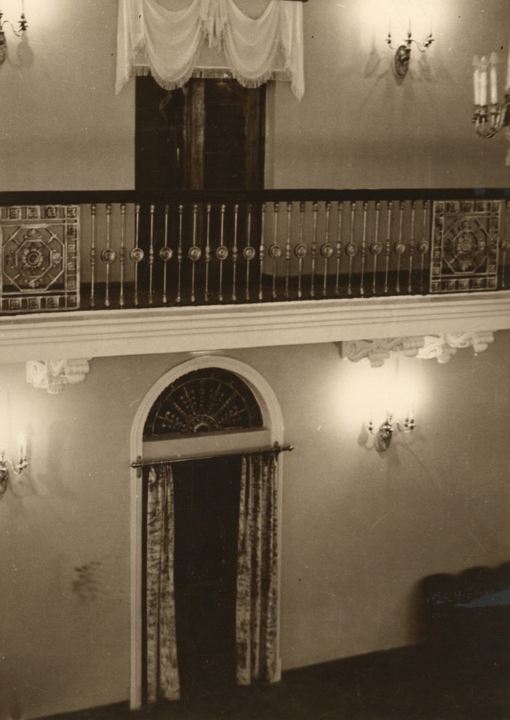 13. ДК Уралвагонзавода (Окунева). Часть стены с входной дверью, балкон. 1959 г. Фото Воробьёва..jpg