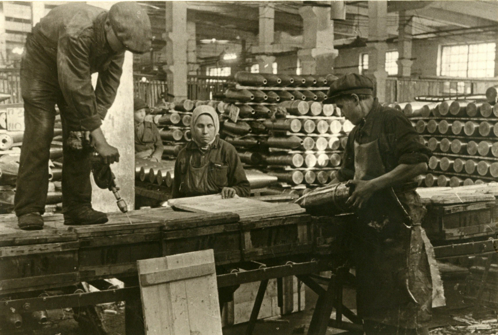 Упаковка снарядов в цехе готовой продукции Высокогорского механического завода № 63. Фото 1943 г.