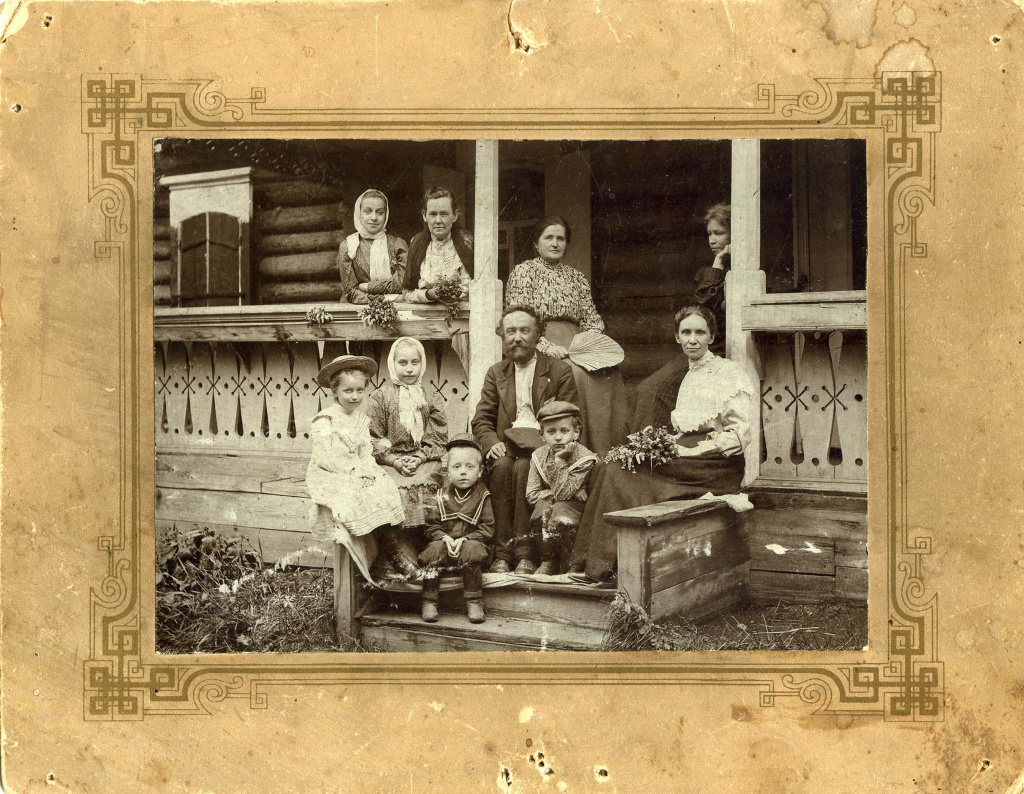 1. Шорины Сахаровы Меньшиковы на даче у Железковых 1906 г..jpg