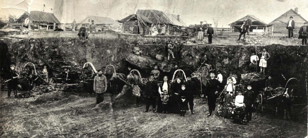 Добыча железной руды в огородах тагильчан близ г. Высокой организованная Груздевым. 1910 г..JPG
