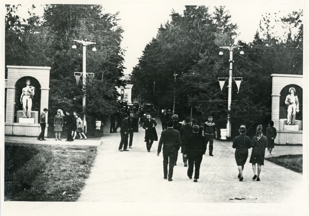 Массовые гуляния в парке Дворца культуры НТМК. 1967 г..jpg