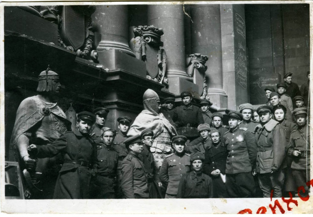 Тагильчанин Н.М.Бурашников, фотограф разведывательного отделения Аэрофотослужбы (первый ряд, слева крайний) среди военных в здании рейхстага. Май 1945 г..jpg