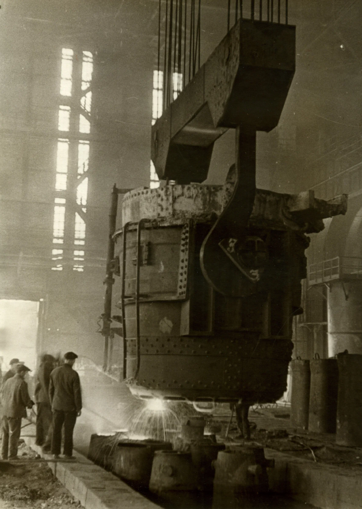 Разлив стали в формы в мартеновском цехе Ново-Тагильского металлургического завода. Фото 1942 г.