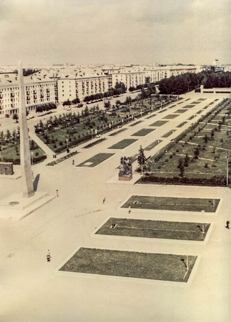 1. Пр. Хмельницкого и площадь Славы. 1976 г..jpg