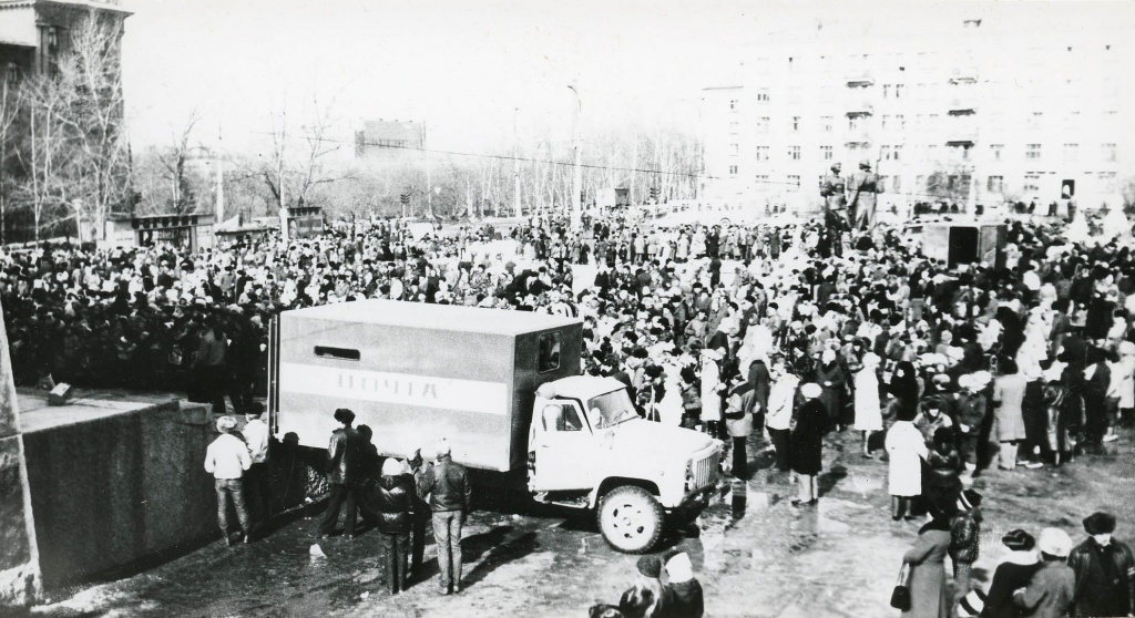 НВ-23963-002. Проводы зимы на площади перед к-т Современник. 1986 г_.jpg НВ-23963-002. Проводы зимы на площади перед к-т Современник. 1986 г_.jpg