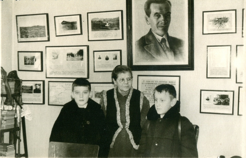 12. Учащиеся в музее А.П. Бондина с Александрой Самуиловной. 1969 год..jpg