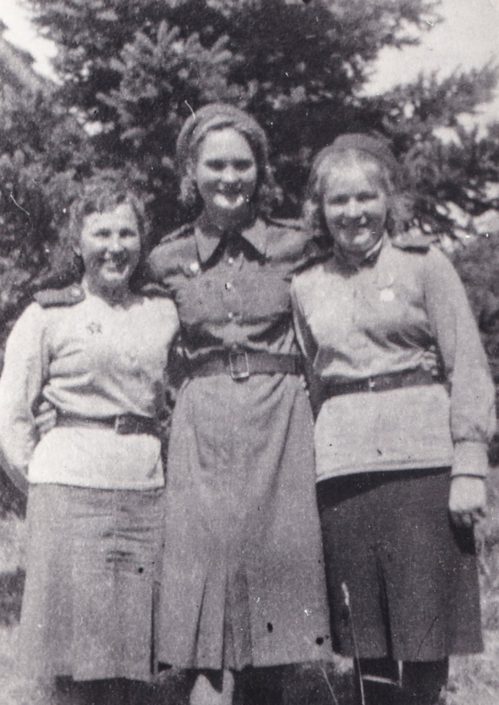 8 Е.В. Хрулева с боевыми подругами 1944 г._1.jpg 8 Е.В. Хрулева с боевыми подругами 1944 г._1.jpg