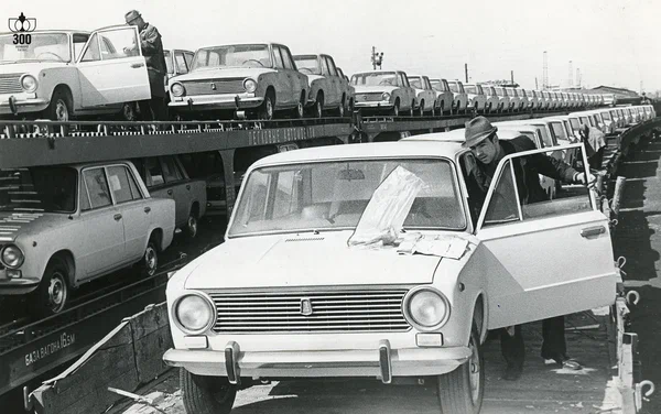 Очередная партия машин Жигули (150 машин) поступили в Н. Тагил накануне Первомая 30.04.1972 г. Фото Горькова