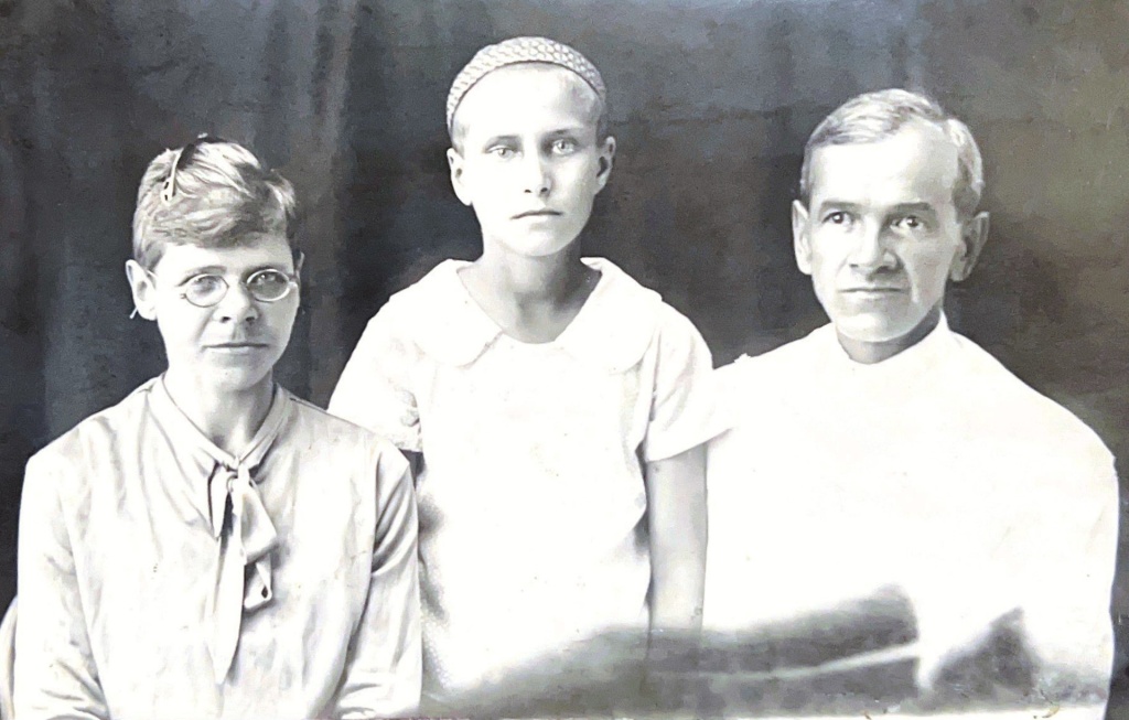 1. Алексей Петрович Бондин (1882-1939) со своей семьей. 1933 год..jpg