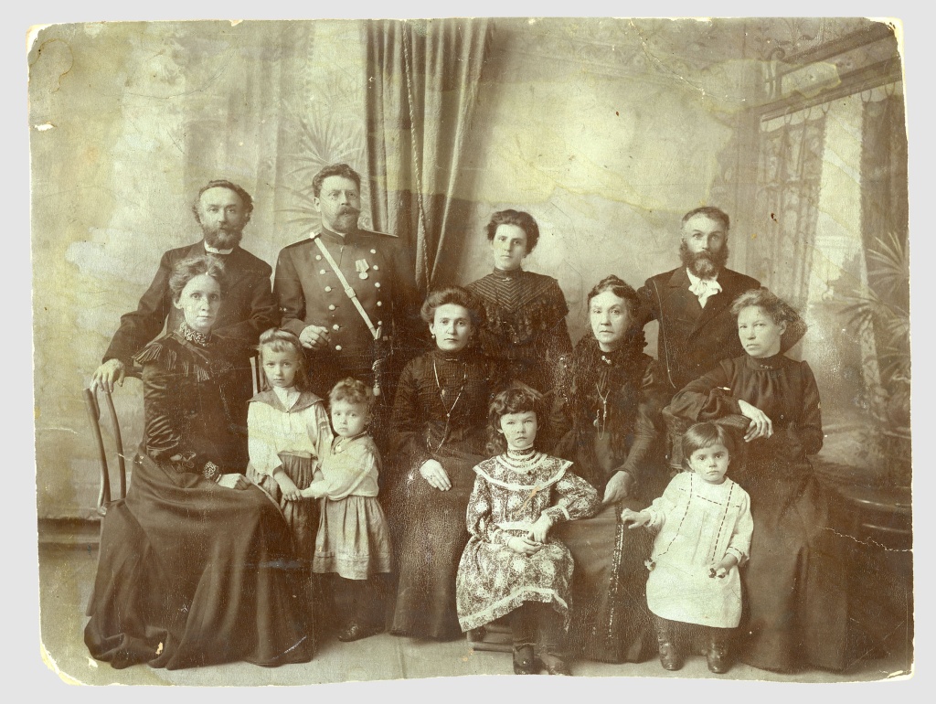 ТМ-16119. Семья Н.Д. Шорина с сестрами и братьями. 1902 г...jpg