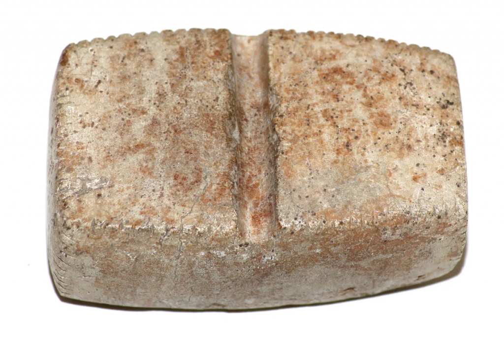Изделие из камня - утюжок с насечками Энеолит (III тыс до н.э.) Шайтанское озеро I Ю.Б. Сериков