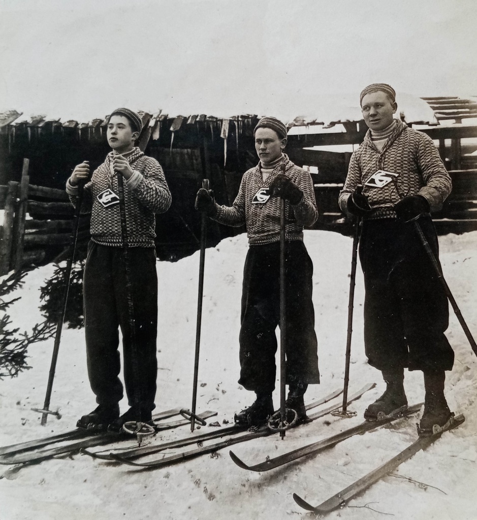 Команда лыжников. 1920-30-е гг. ТМ-7369-481. ФТМ-9578-57.jpg Команда лыжников. 1920-30-е гг. ТМ-7369-481. ФТМ-9578-57.jpg