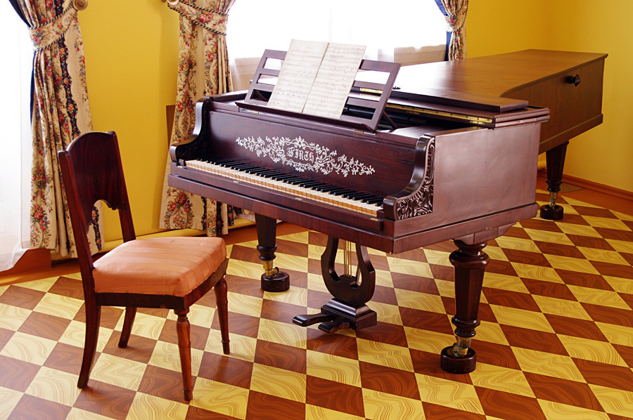Фортепиано фирмы WIRTH в музее-усадьбе П.И. Чайковского в Воткинске.jpg