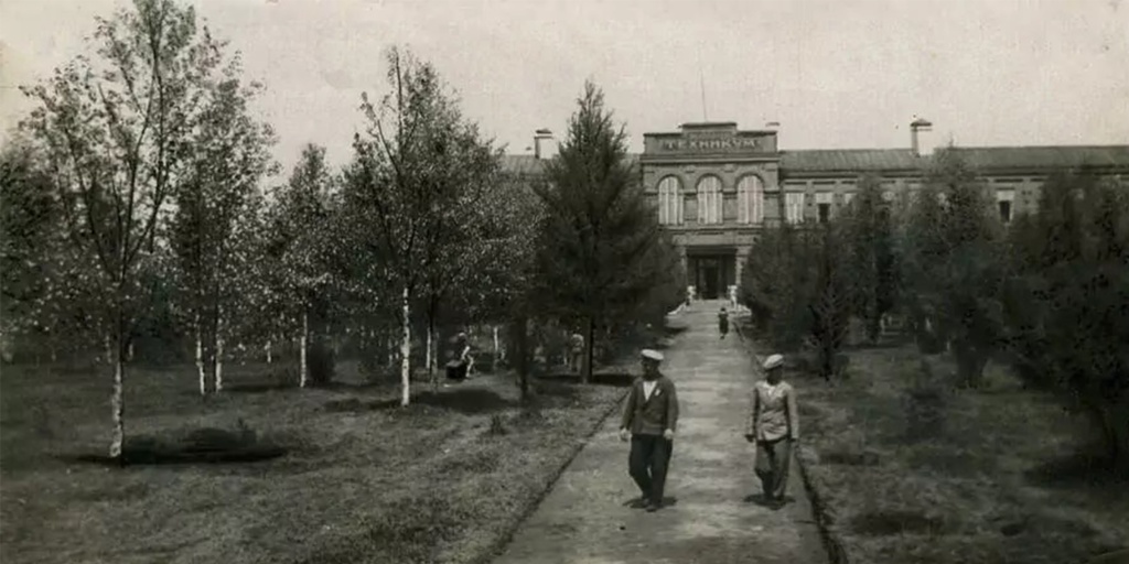Парк перед техникумом. 1930-1935 гг. НТМЗГУ.jpg