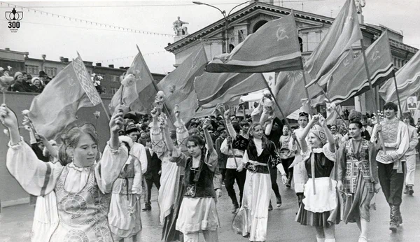 Первомай 1972 г. Колонна демонстрантов в национальных костюмах. Фото А. Горькова