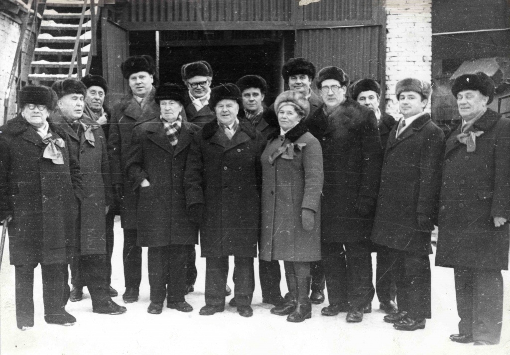 06 Руководство комбината с ветеранами завода им.Куйбышева 25.12.1975.jpg