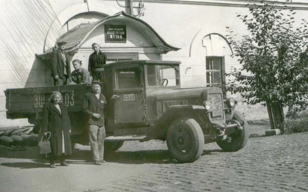 Россадович А.И. (стоит) на фоне здания музея Ленина,1, 1950-е гг.