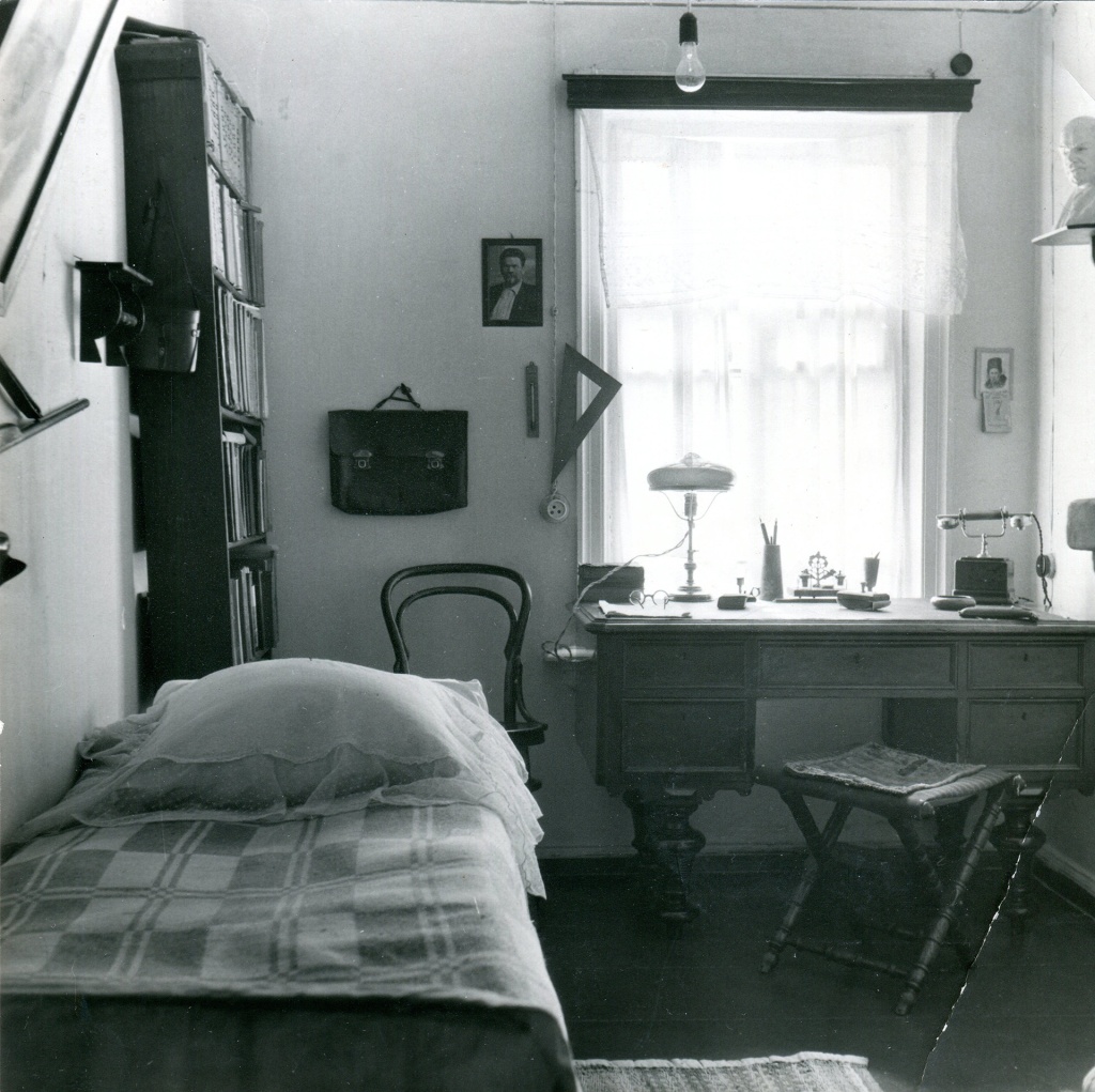 9. Рабочий кабинет писателя А.П. Бондина. 1972 год..jpg