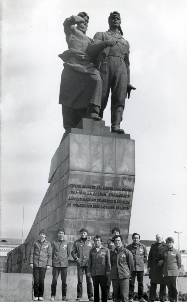 9 НВ-16078-01. Тагильчане - участники автопробега посвященного 40-летию Победы у памятника танкистам-добровольцам Урала. 1985 г_.jpg