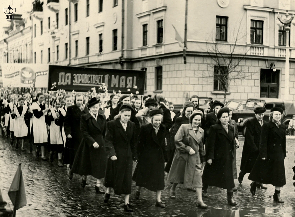 Первомай 1955 г. Колонна учителей.