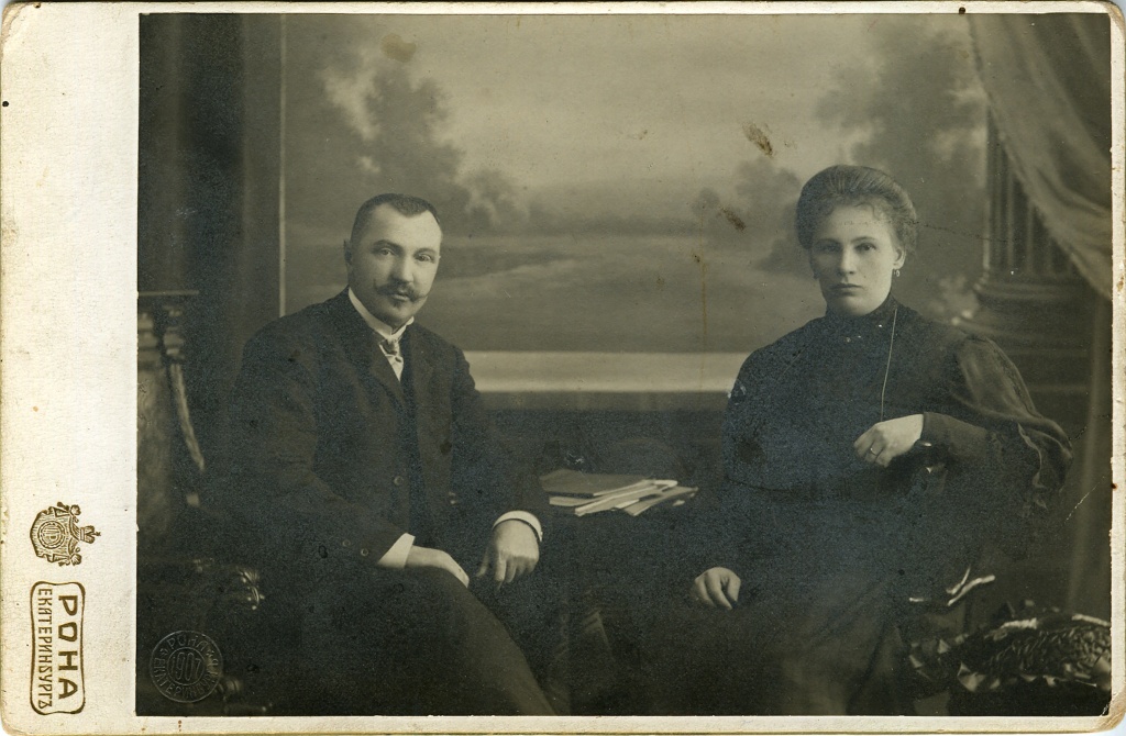 ТМ-23895. А.И.Треухов с женой. Фото сделано в Екатеринбурге в 1907 г. в фотоателье Рона. 1907 г..jpg