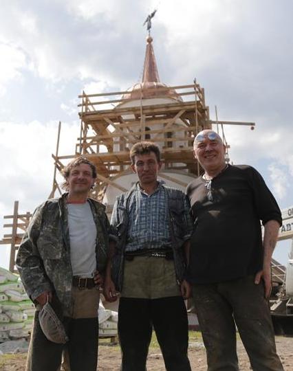 4. Скульпторы Андрей Барахвостов и Александр Иванов, в центре альпинист, установивший флюгер на купол башни.2015 г.jpg