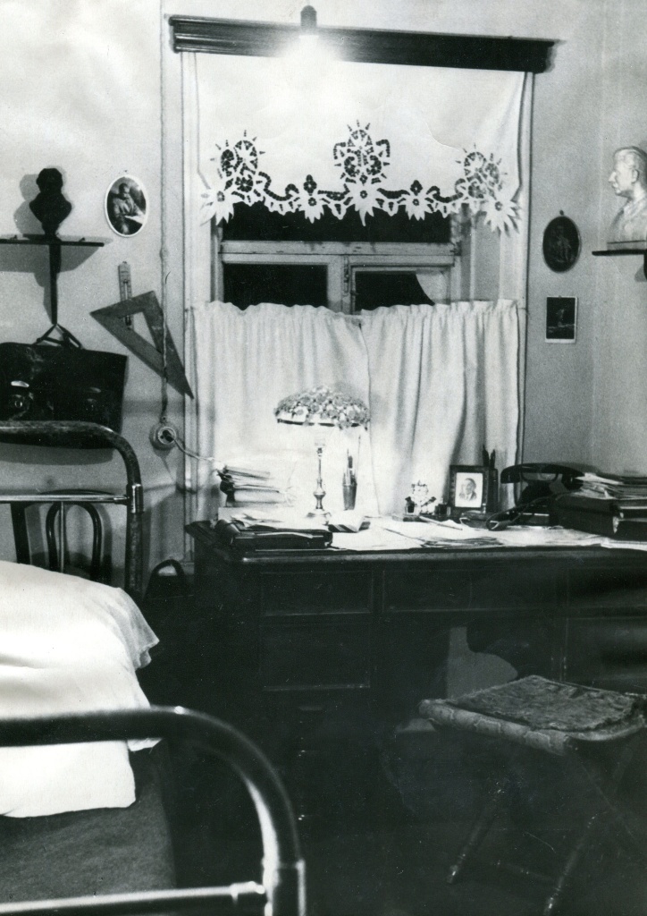 8. Рабочий кабинет А.П.Бондина до открытия музея. 1956 год..jpg