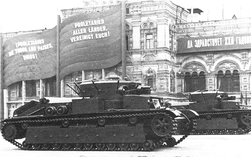 8 Т-28_на_параде Красная пл. 1936.jpg
